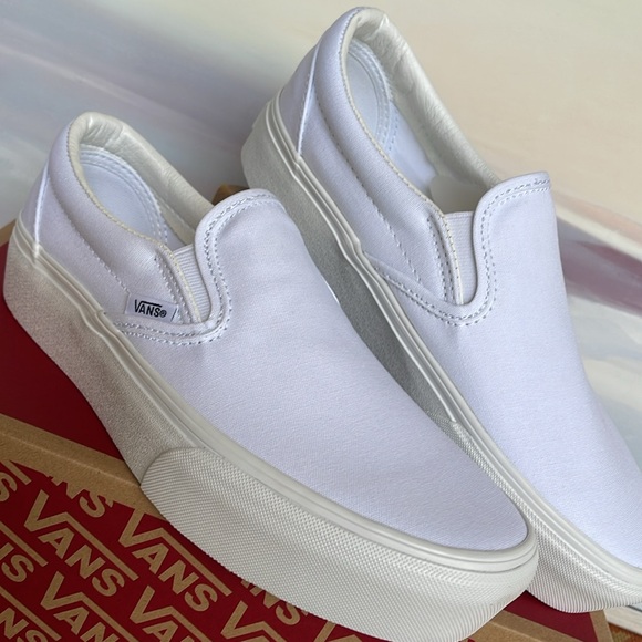 Vans WMNS Classic Slip-On
True White
VN0A3JEZW00
Sneakers - Picture 7 of 16
